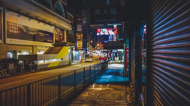 Vista de la ciudad por la noche