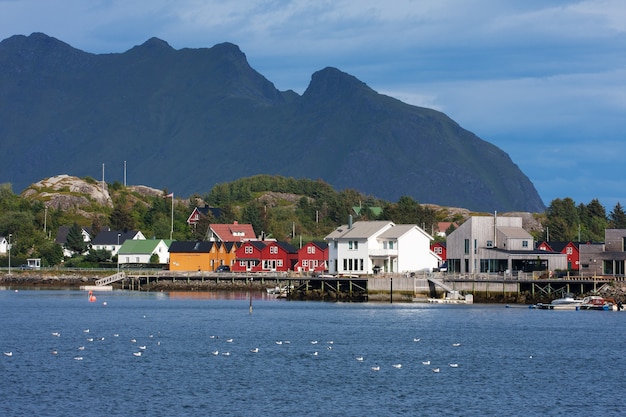 Vista de la ciudad noruega en una costa de Lofoten