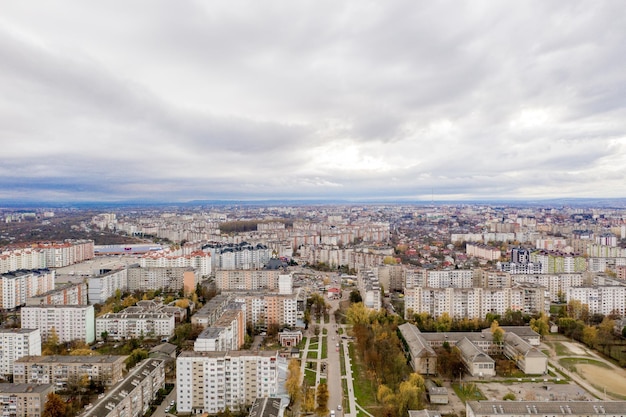 Una vista de la ciudad de novosibirsk desde lo alto del edificio