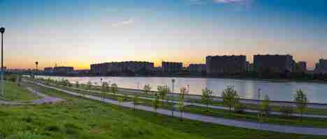 Foto una vista de la ciudad de novosibirsk desde el río.