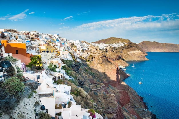 Vista de la ciudad de Oia al atardecer. Arquitectura blanca en la isla de Santorini, Grecia. Hermoso paisaje con vista al mar