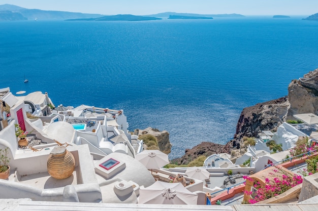 Vista de la ciudad de Oia con casas blancas en la isla de Santorini