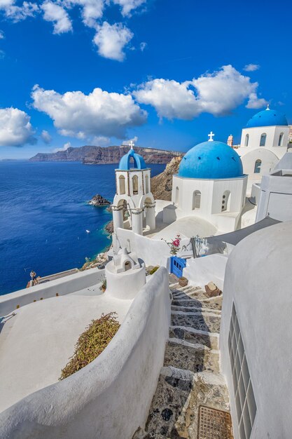 Vista de la ciudad de Oia en la isla de Santorini, Grecia. Famoso paisaje griego, cúpulas azules sobre casas blancas