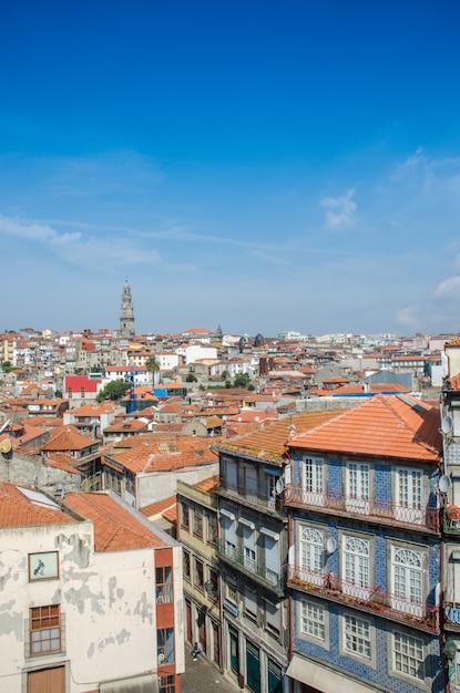 Foto vista de la ciudad de oporto en día de verano