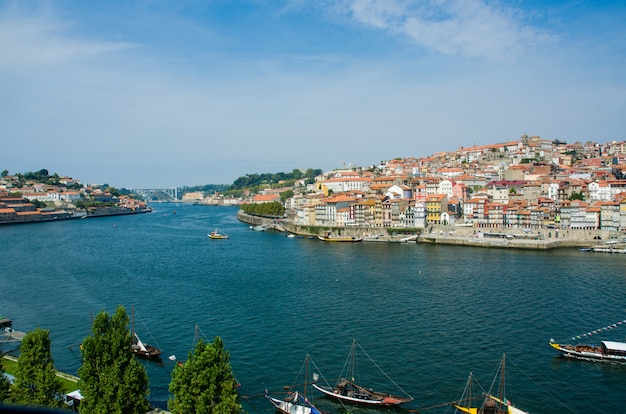 Vista de la ciudad de Oporto en día de verano