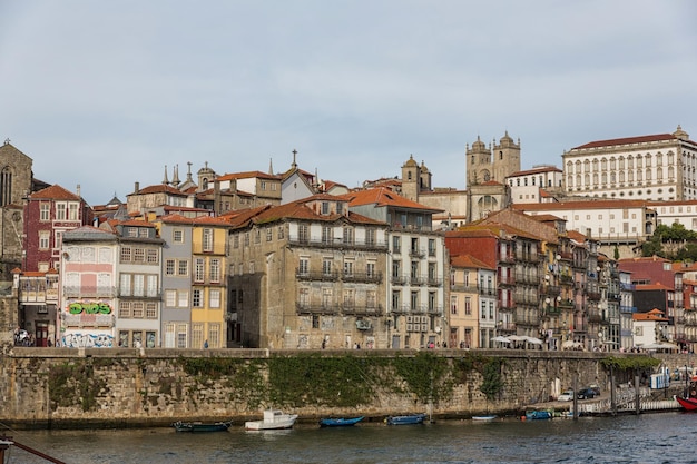Vista de la ciudad de Oporto en la ribera del barrio de Ribeira y botes de vinoRabelo en el río DueroPortugal una ciudad Patrimonio de la Humanidad por la UNESCO