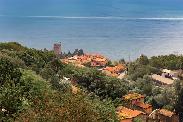 Vista de la ciudad a orillas del lago de Como Italia