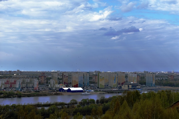 Vista de la ciudad a orillas del río