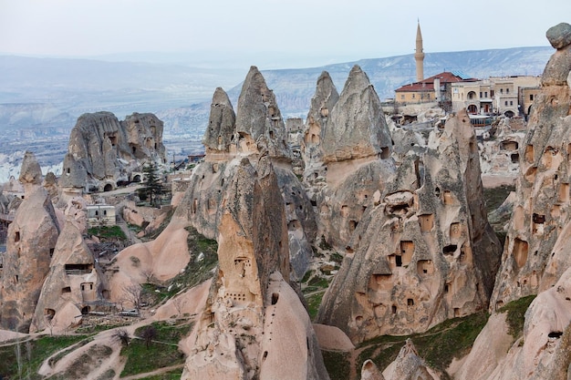 Vista de la ciudad de Ortahisar casas antiguas en las rocas una mezquita Capadocia Nevsehir