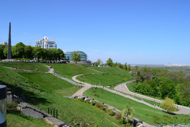 Vista de la ciudad del palacio Rolling Hills Park en la capital de Ucrania Kiev