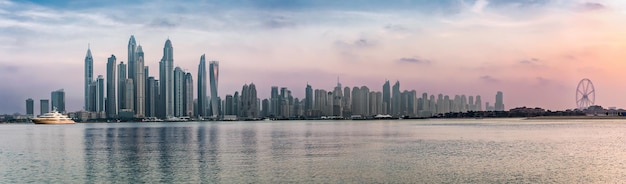 Foto vista de la ciudad en el paseo marítimo contra un cielo nublado