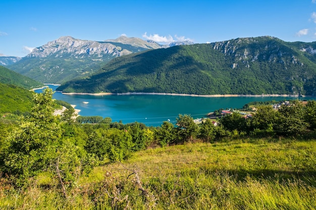 Vista de la ciudad de Piva Lake Pivsko Jezero y Pluzine en Montenegro