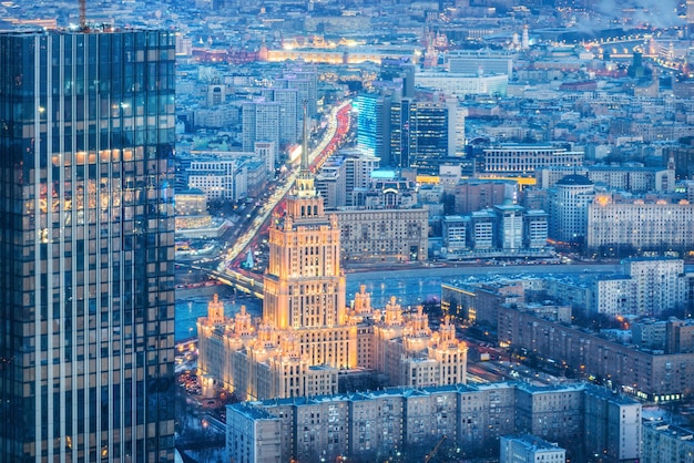 Vista de la ciudad desde la plataforma de observación hasta los rascacielos a la luz de las luces nocturnas y el Hotel Moscow City