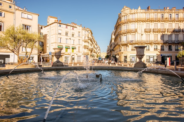 Vista de la ciudad en la plaza de los Mártires con edificios antiguos y fuente durante la luz de la mañana en la ciudad de Montpellier, en el sur de Francia.