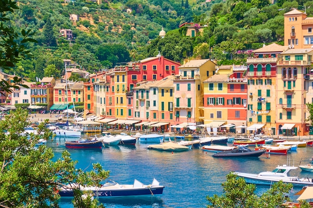 Vista de la ciudad de Portofino - complejo de lujo en la riviera italiana en Liguria, Italia