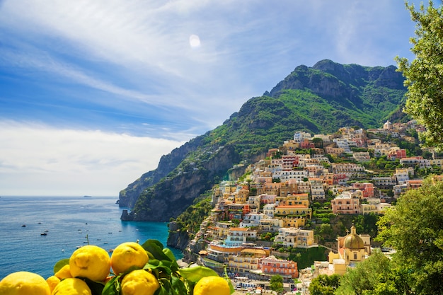 Foto vista de la ciudad de positano con limones, italia