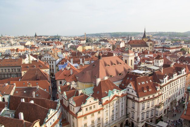 Una vista de la ciudad de praga desde lo alto de la torre