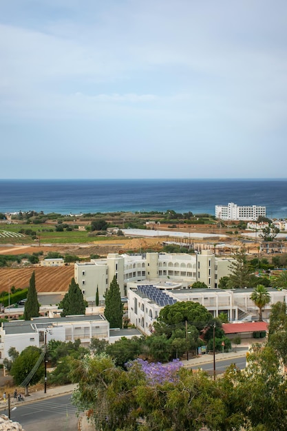 Vista de la ciudad de Protaras desde la cima de la montaña en la que se encuentra la Iglesia del Profeta Elías