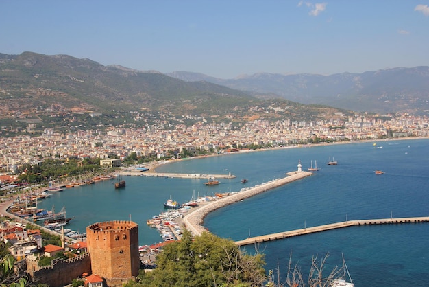 Vista de la ciudad y el puerto de Alanya