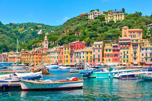 Vista de la ciudad y el puerto de Portofino con barcos, Italia