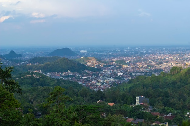 Vista de la ciudad desde el punto en la cima de la montaña, lampung, Indonesia