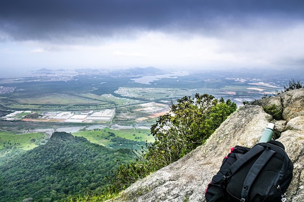 Vista de la ciudad de quotSerraquot en la cima de la montaña quotMestre Alvaroquot en el municipio de Serra en Brasil