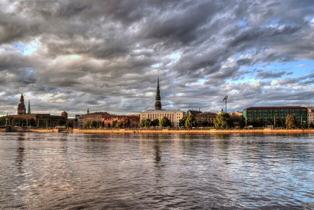 Vista de la ciudad de Riga desde la orilla del río