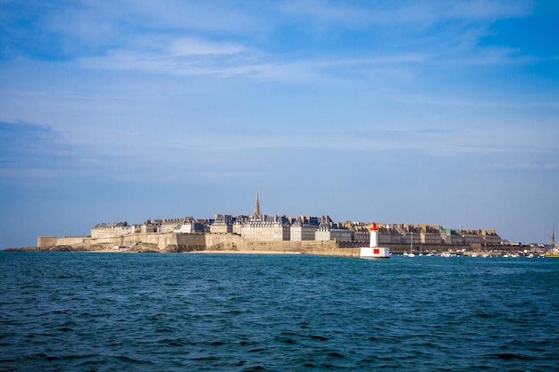 Vista de la ciudad de Saint Malo desde el mar Bretaña Francia