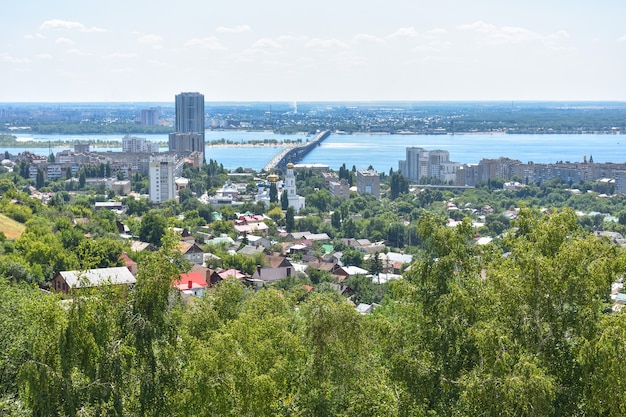 Vista de la ciudad de Saratov y el puente sobre el río Volga