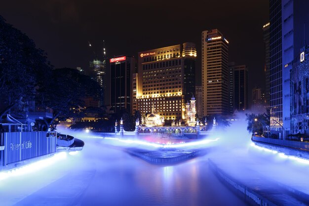 Una vista de la ciudad de singapur en la noche