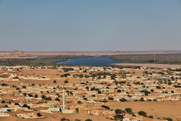 La vista de la ciudad sobre el río Nilo en Sudán