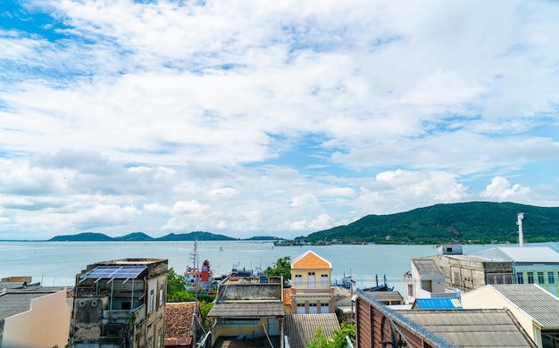 Vista de la ciudad de Songkla con cielo azul y bahía en Tailandia