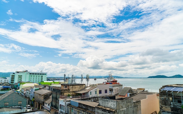 Vista de la ciudad de Songkla con cielo azul y bahía en Tailandia