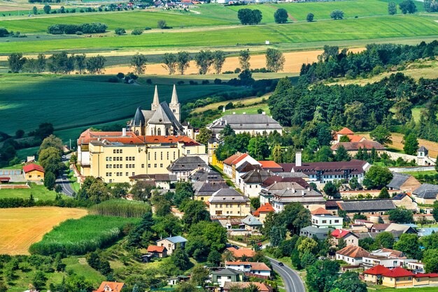 Foto vista de la ciudad de spisske podhradie desde el castillo de spis, región de presov, eslovaquia