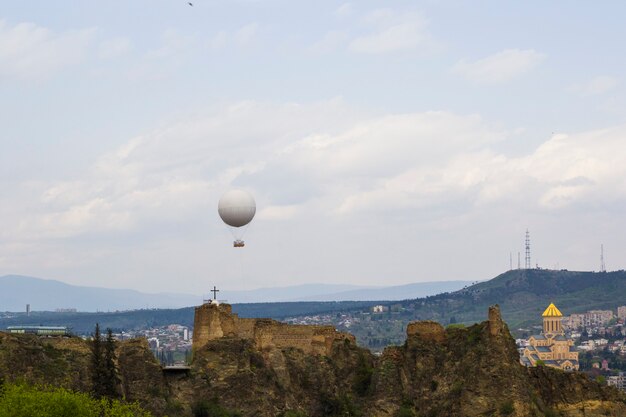 Vista de la ciudad de Tbilisi y el paisaje urbano, capital de Georgia, antiguo edificio y arquitectura famosa