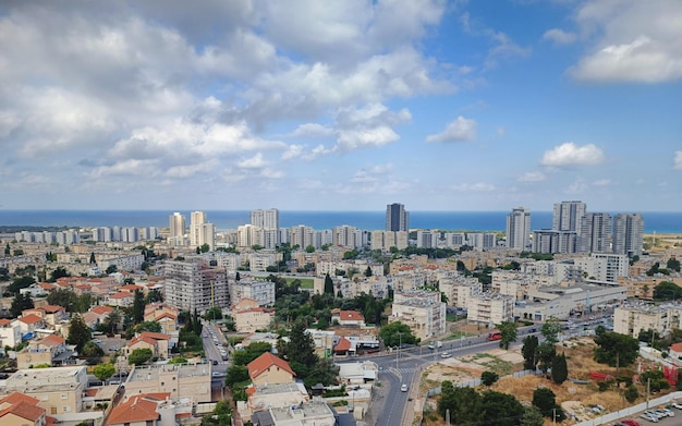 Vista de la ciudad desde el techo en Israel 2023 detrás de las casas playa y mar cielo y nubes