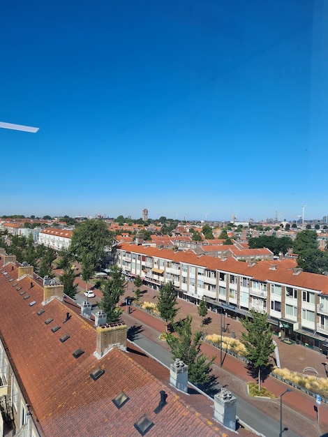 Una vista de una ciudad con un techo rojo y un cielo azul.