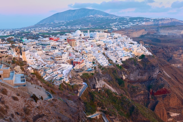 Vista de la ciudad de Thira en la isla de Santorini en Grecia en el crepúsculo. Paisaje griego