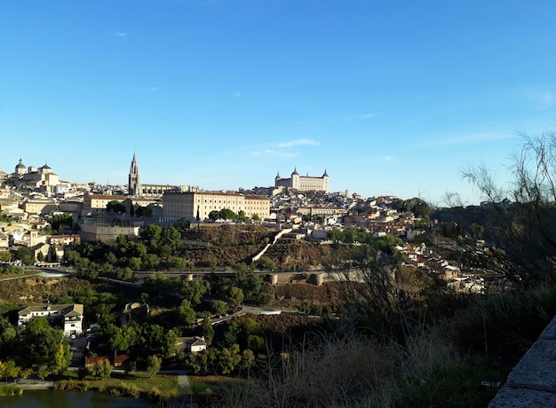 Foto una vista de la ciudad de toledo desde la colina.