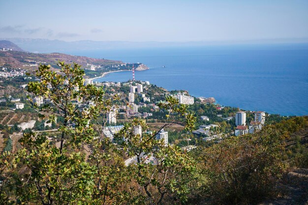 Vista de la ciudad turística a orillas del mar