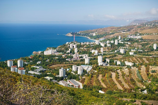 Vista de la ciudad turística a orillas del mar