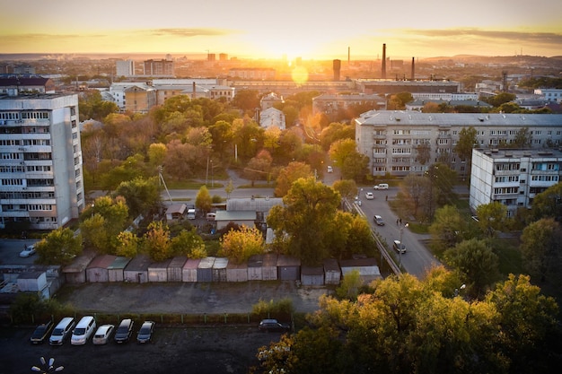 Vista de la ciudad de Ussuriysk desde una altura al atardecer