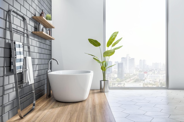 Vista de la ciudad desde la ventana en un elegante cuarto de baño iluminado por el sol con baño blanco cerca de una planta verde en el suelo de madera y hormigón y colgador de toallas metálicas en la representación 3D de fondo gris de la pared