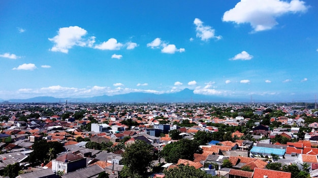 Vista de la ciudad en verano