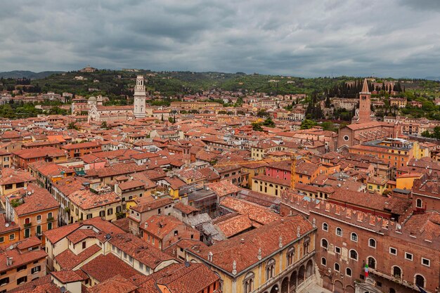 Una vista de la ciudad de verona desde el campanario