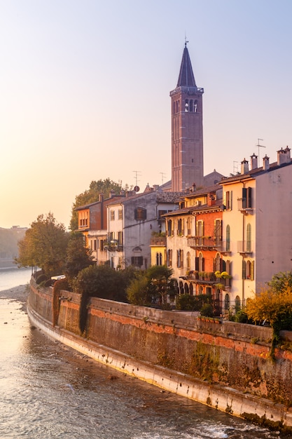 Vista de la ciudad de Verona con el Dom Santa Maria Matricolare y el puente romano Ponte Pietra en el río Adige en Verona. Italia. Europa.