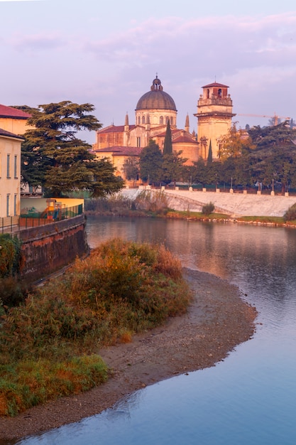 Vista de la ciudad de Verona con el Dom Santa Maria Matricolare y el puente romano Ponte Pietra en el río Adige en Verona. Italia. Europa.