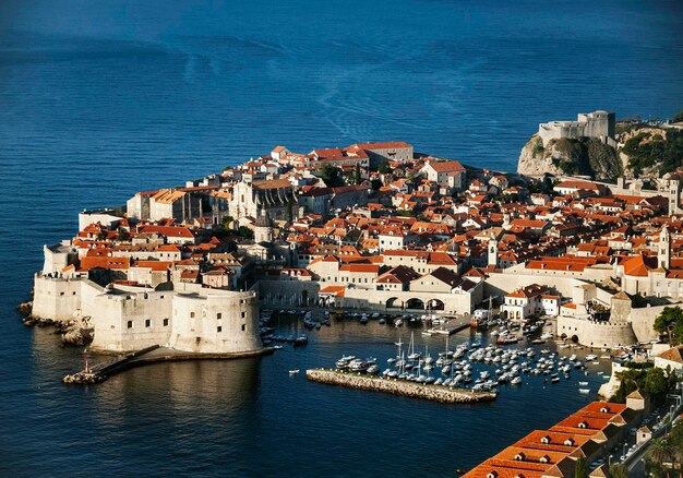 Vista de la ciudad vieja de Dubrovnik y costa en Croacia