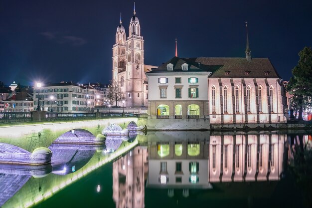 Vista de la ciudad vieja de grossmunster y de zurich del río de limmat en zurich, suiza.