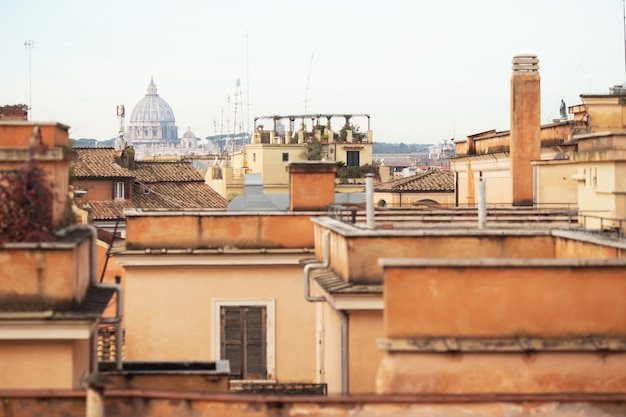 Vista de la ciudad vieja de Roma en tranquilos colores beige